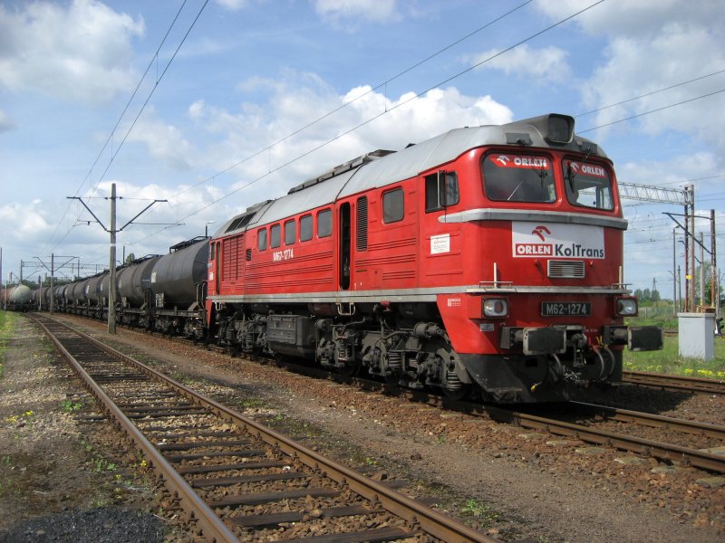 M62-1274 mit einem Kesselzug Świnoujście - Płock am 09.05.2009 in Krzyż.