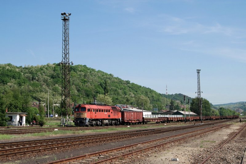 M62 144 erreicht  mit einem Gterzug den Bahnhof Salgtarjan (15.05.2007)