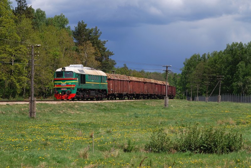 M62 - 1482 mit Gterzug vor Mockava (13.05.2009)