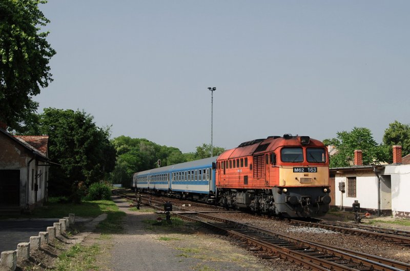 M62 163 mit dem 9834 in Zalaegerszeg (22.05.2007)