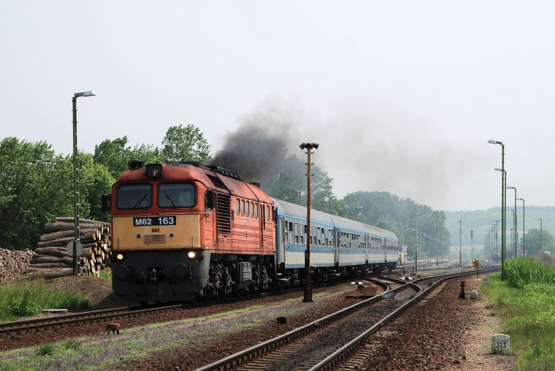 M62 163 mit dem 9835 an der Ausfahrt von Zalaszentivan (22.05.2007)
