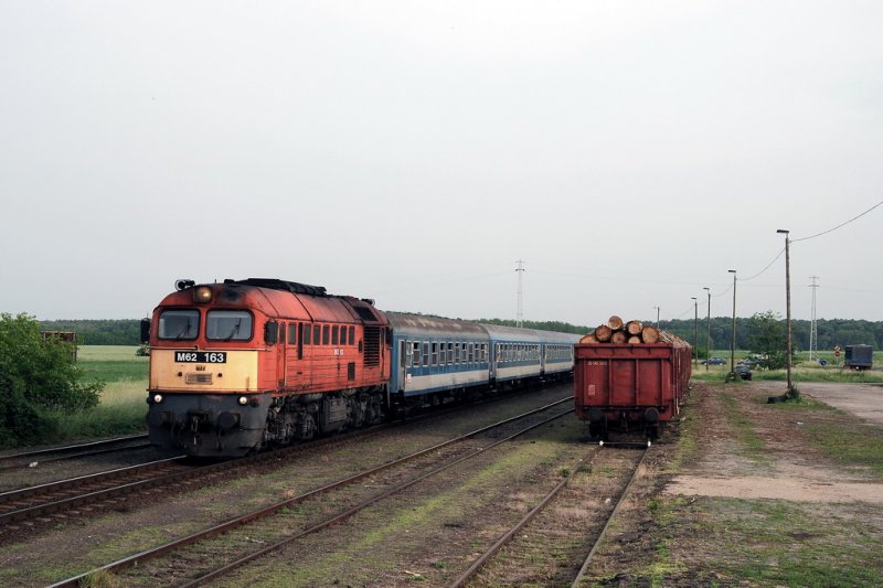 M62 163 mit dem IC 958 in Janoshaza (22.05.2007)