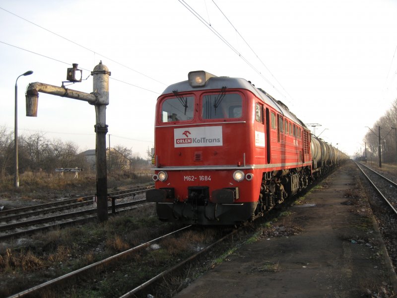 M62-1684 mit einem Kesselzug im Rckfahrt nach Płock. 11.12.2008 in Mszczonw.