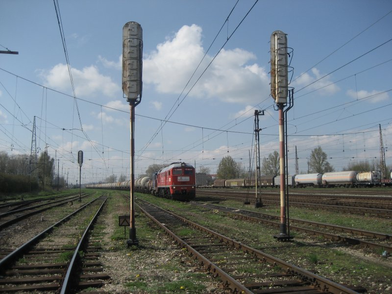 M62-1703 von der ORLEN und T448P-155 von der TRANSCHEM fahren mit einem Kesselzug am 22.04.2008 durch Kutno in Richtung Płock. Der Zug hat 43 Wagen und ist 546 Meter Lang.