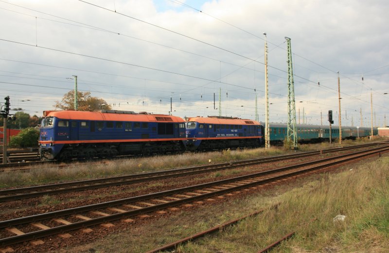 M62-1742 und M62-1683 im Auftrag von ArrivaPCC am 04.10.2008 im DB Bahnhof Guben