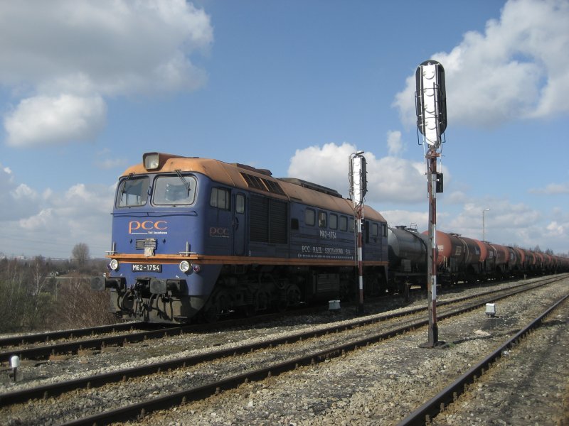 M62-1754 von der PCC Rail Szczakowa steht mit einem Kesselzug am 19.03.2008 in Piekary śląskie.