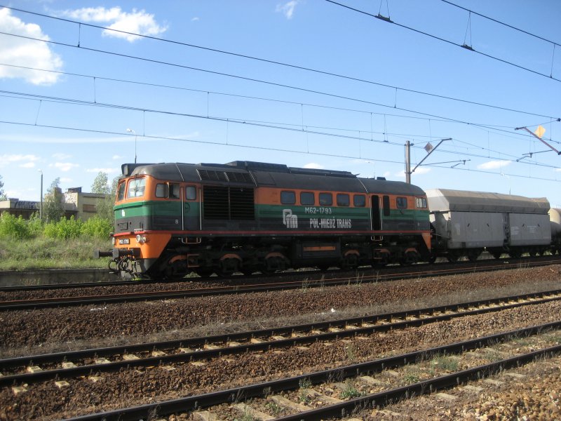 M62-1793 wartet auf grn vor dem Hauptbahnhof Bydoszcz.