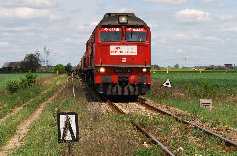 M62 - 1812 (Orlen KolTrans) mit Kesselzug bei Plock Trzepowo (05.05.2009)