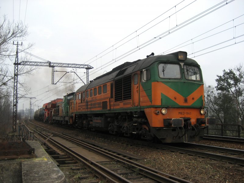 M62-1841 und SM42 fahren mit einem Kesselzug am 26.02.2008 durch Bydgoszcz.
