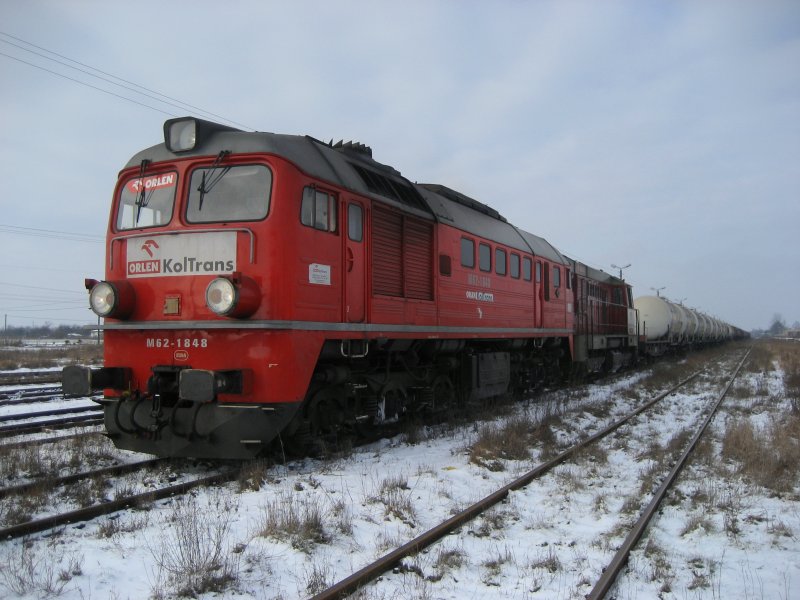 M62-1848 und T448p-048 mit einem Kesselzug im Rckfahrt nach Płock. 01.02.2009 Sierpc.
