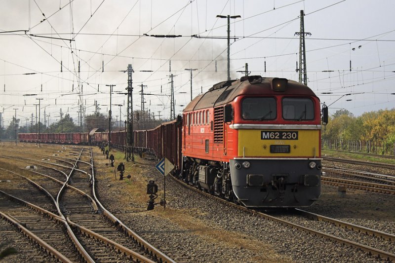 M62 230 bei der Abfahrt in Kőbnya felső.