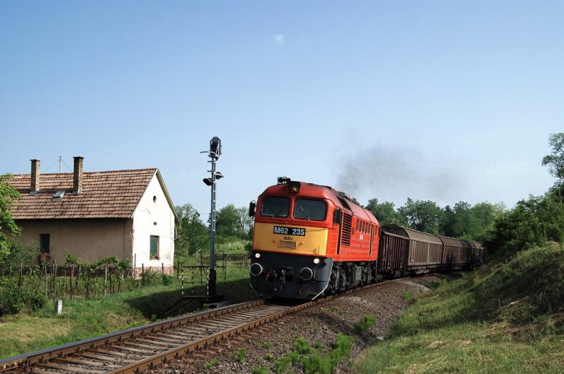M62 235 mit einem Gterzug in Pecsudvard (21.05.2007)