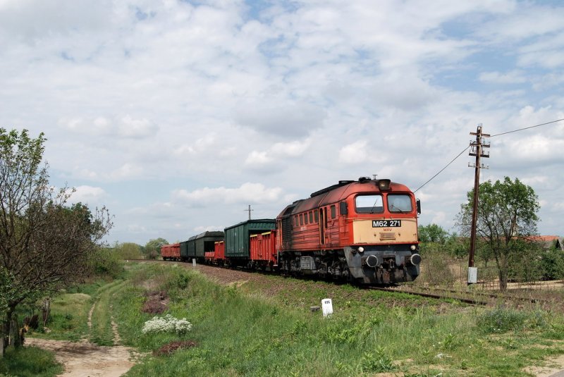 M62 271 mit einem Gterzug in Ujkenez (16.05.2007)