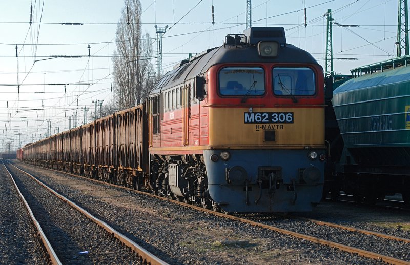 M62 306 wartet am Gterbahnhof in Hegyeshalom auf die Ausfahrt Richtung Westungarn. Die Aufnahme ist am 16.03.2009 entstanden.