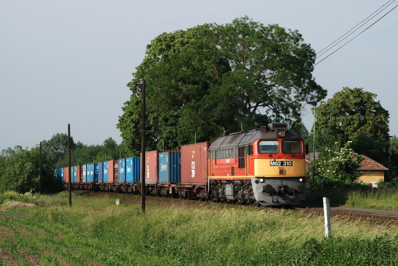 M62 310 mit einem Containerzug in Kemendollar (23.05.2007)