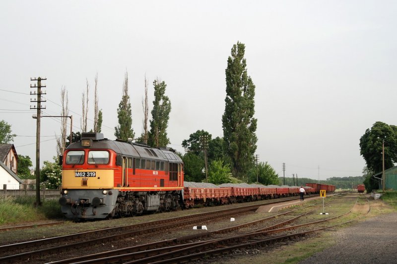 M62 319 mit einem Schotterzug in Janoshaza (22.05.2007)