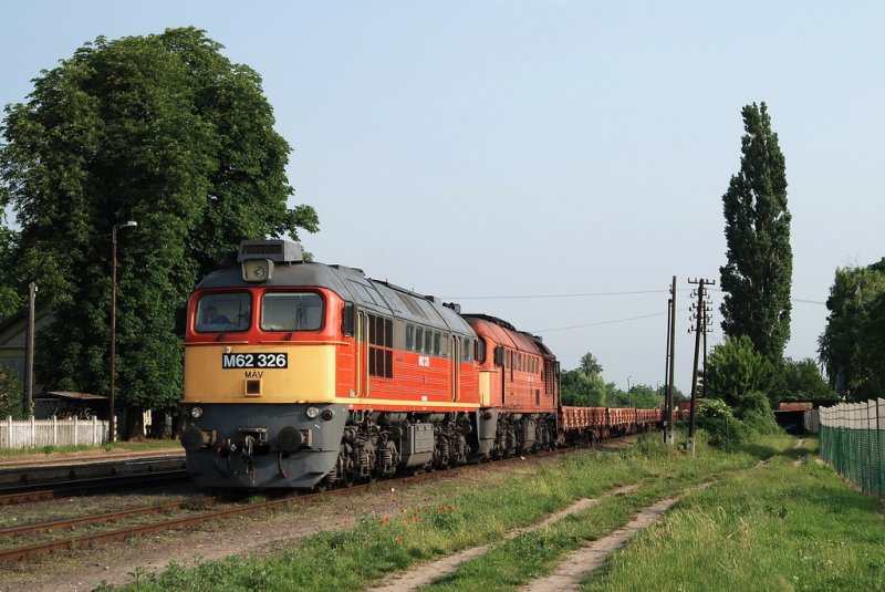 M62 326 und M62 163 mit einem Gterzug in Janoshaza (24.05.2007)