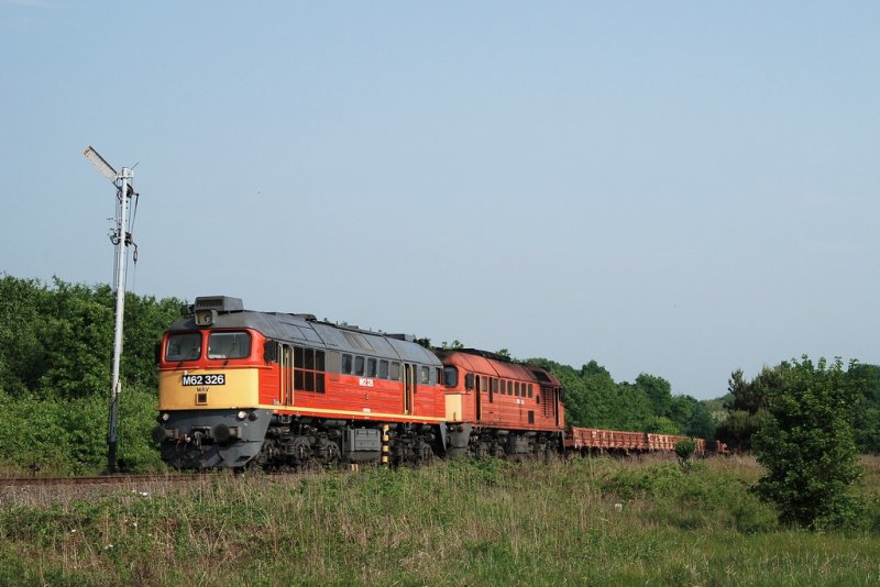 M62 326 und M62 163 mit einem Gterzug vor Uzsa (24.05.2007)