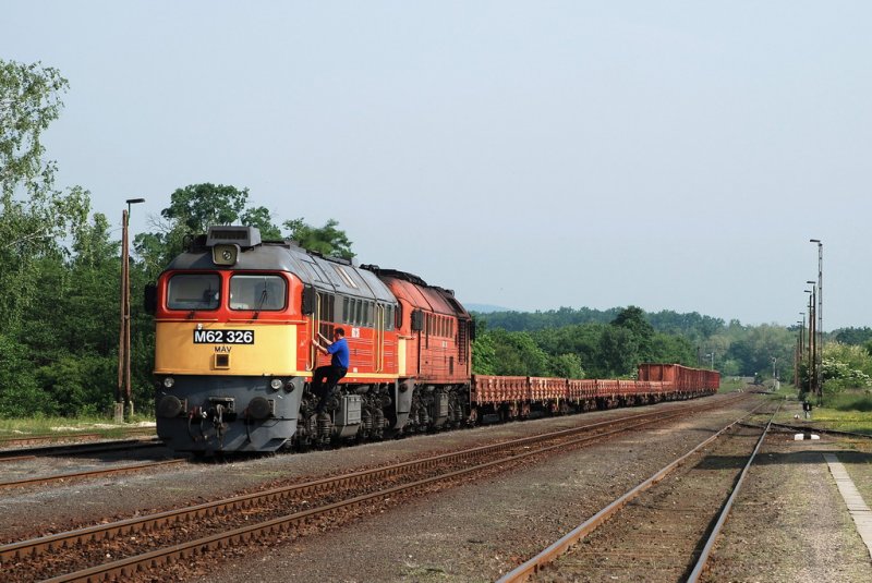 M62 326 und M62 163 mit einem Gterzug in Uzsa (24.05.2007)