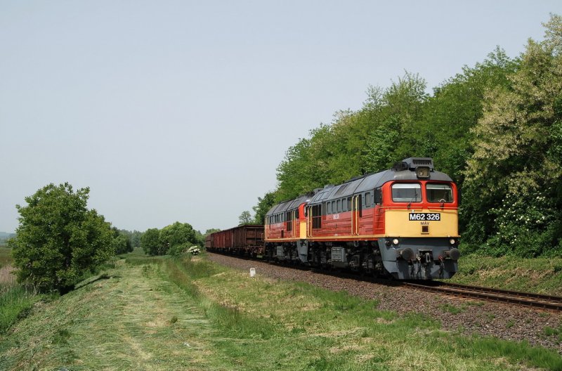 M62 326 und M62 331 mit einem Gterzug vor Gsfa (22.05.2007)