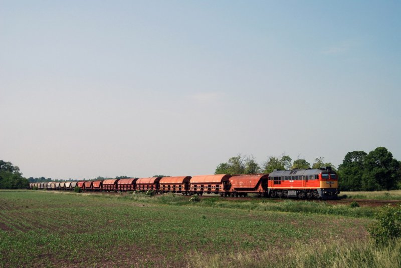 M62 326 mit einem Gterzug vor Kemenespalfa (23.05.2007)