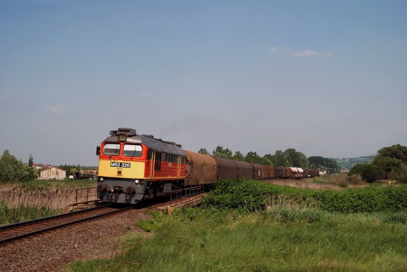 M62 326 mit einem Gterzug in Zalaszentivan (23.05.2007)