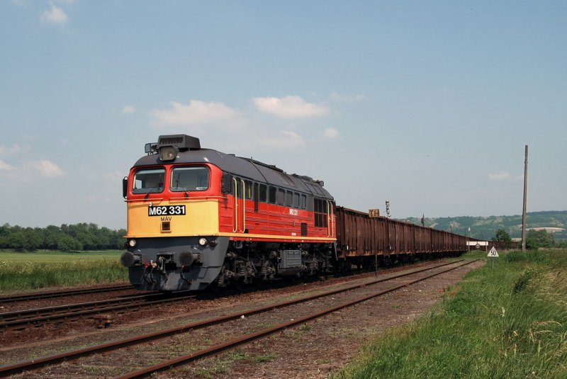 M62 331 mit einem Gterzug in Zalaszentivan (23.05.2007)