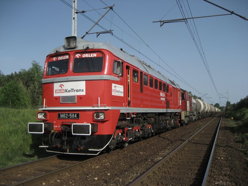 M62-584 von der ORLEN KolTrans mit einem Kesselzug am 30.05.2008  wartet auf Signal zum Fahren auf dem Weg in der Nhe von Poraj. 