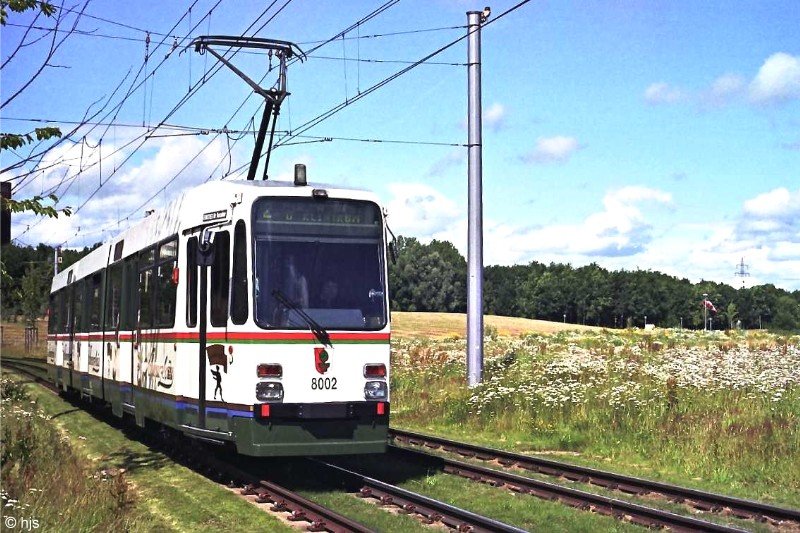 M8C 8002 kurz vor der Endstelle Augsburg West (10. Juli 2004). Auf einigen Auenstrecken mutet die Umgebung schon etwas lndlich an.