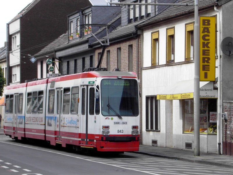 M8C 843  Lindental  an der Endhaltestelle  Krefeld-H�ls, Betriebshof  (Linie 044 H�ls - Rheinhafen) auf der Krefelder Str. Alle SWK-M8C sind auf Namen von Krefelder Partnerst�dten und Stadtteilen getauft. S�mtliche SWK-M8C hatten fr�her einen zweiten Stromabnehmer, die aber vor einigen Jahren entfernt wurden.