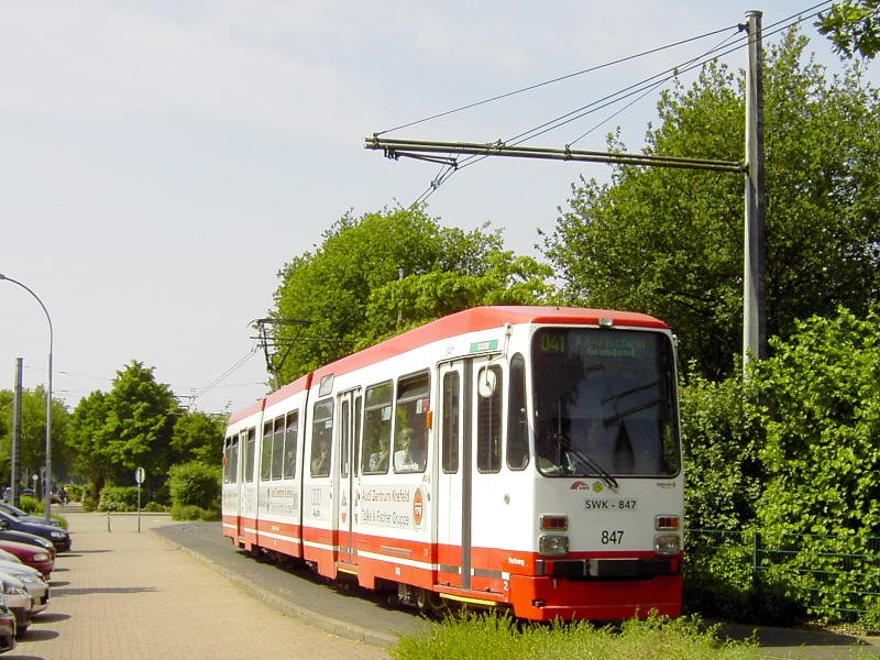 M8C 847  Verberg  nach Verlassen der Endhaltestelle  St. Tnis, Wilhelmplatz  (Linie 041 St. Tnis - Fischeln). Die Strab- und Stadtbus-Linienummern im Verkehrsverbund Rhein-Ruhr (VRR) sind 3-stellig, am Niederrhein (Mnchengladbach, Krefeld und Kreis Viersen) mit fhrenden Nullen.