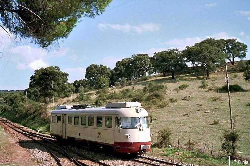 Macomer - N�oro. Triebwagen der Reihe ADe 301 - 306 f�hrt in den Bahnhof Orotelli ein (12. September 1989).