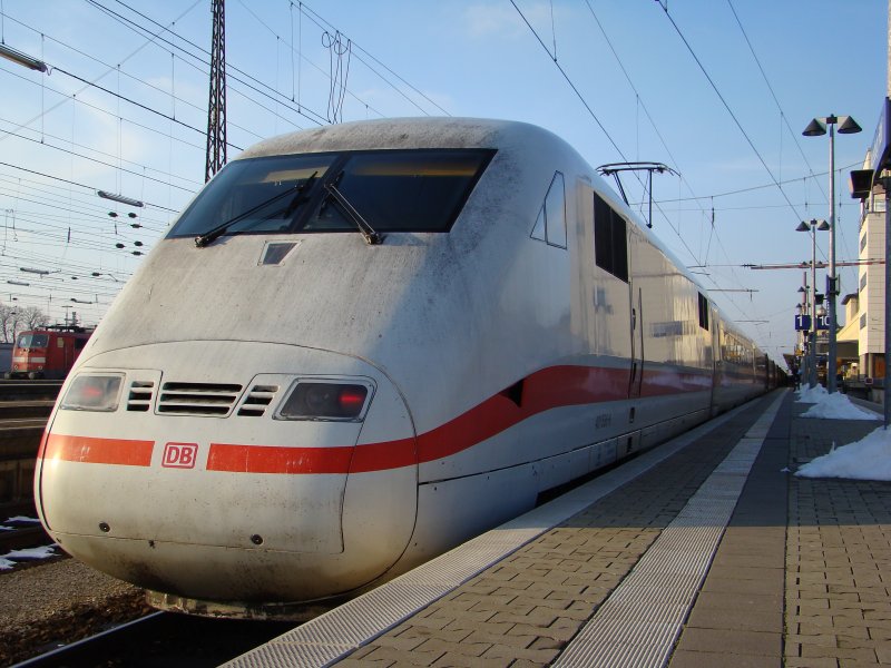 Mchtig und einschchtern gegenber seinen ICE Kollegen. Der ICE 1  Bremerhaven  auf ICE 1090  Sprinter  nach Berlin Sdkreuz ber Stuttgart Hauptbahnhof. Aufgenommen am 18.11.2007