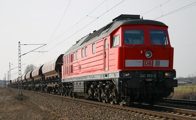 Mchtig Power setzt 241 353-2 am 16.03.05 nahe Halle-Zscherben frei.