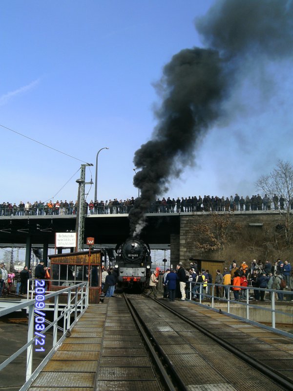 Mchtig Rauchsulen produziert dagegen die Lok fr die Fhrerstandsmitfahrten 65 1049.(Man beachte die Menschenmaen auf der Brcke.)