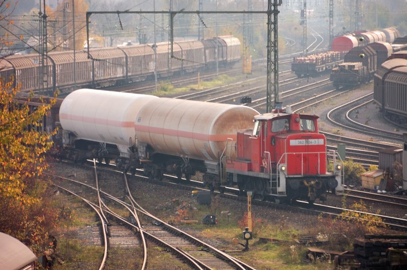 Mchtig zu tun hatte 364 924-3 trotz Feiertag im Gterbahnhof Kornwestheim an Allerheiligen. (01.11.2008)