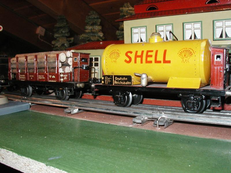 M�rklin Spur 0 Anlage,Rungenwagen und Kesselwagen des
G�terzuges