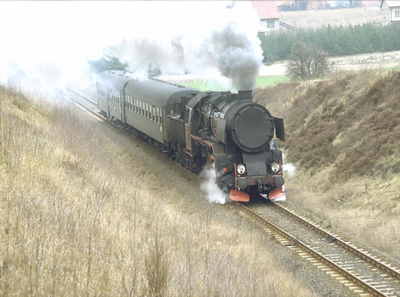 Mrz 1991,Ein Personenzug ist im Raum Wolsztyn(Wollstein)unterwegs.Heute fahren noch tglich Planzge von Wolsztyn aus nach Poznan(Posen)und Leszno(Lissa)(Archiv P.Walter)
