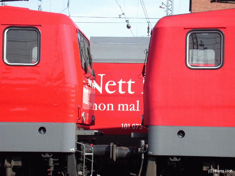Mrz 2002, Hamburg. Zwischen zwei Loks der BR 112 Blick auf Lok 101 073.