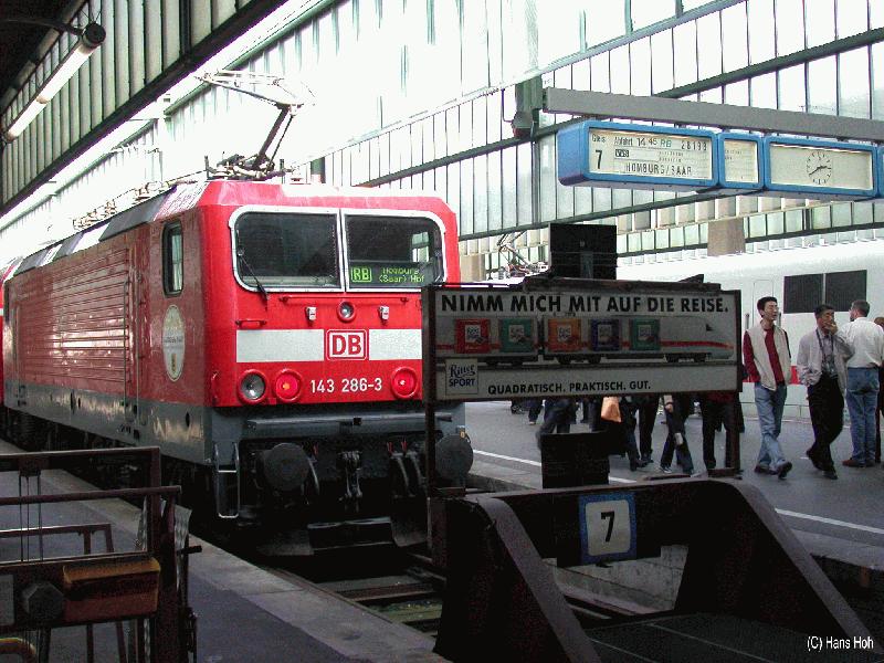 Mrz 2002. Lok 143 286 in Stuttgart Hbf.