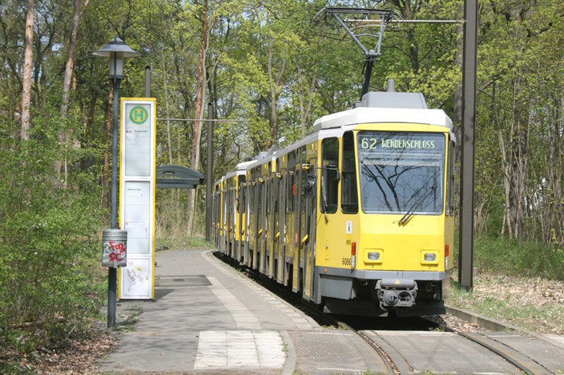  Mahlsdorfer Strae, Hultschiner Damm
Linie 62 in der Kehrschleife - Mahlsdorf-Sd
Aufnahme vom 14. April 2009 