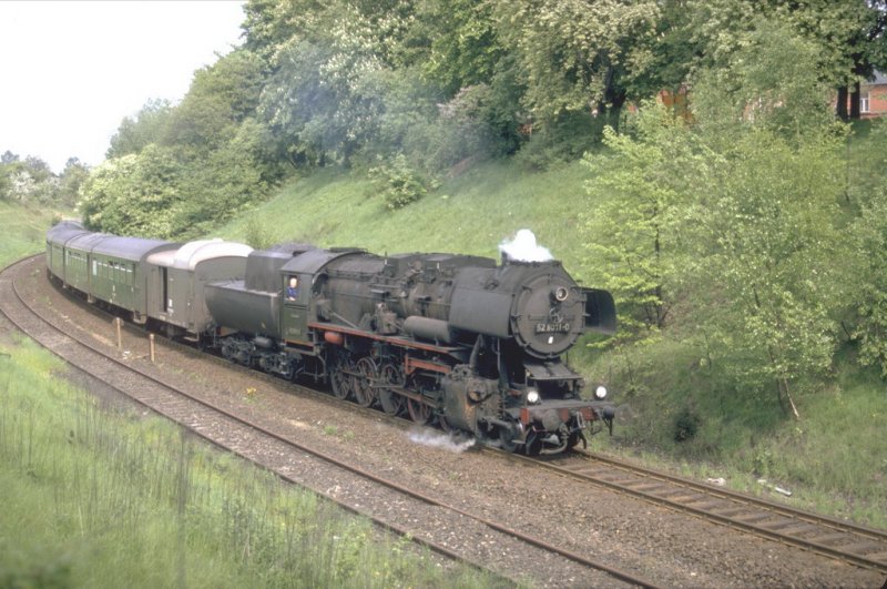 Mai 1983,DR Dampflok 52 8011-0 mit einem Personenzug im Raum Kamenz.Auch diese Lok ist,wie viele andere,wohl schon lange
im  Hochofen  gelandet(Archiv P.Walter)