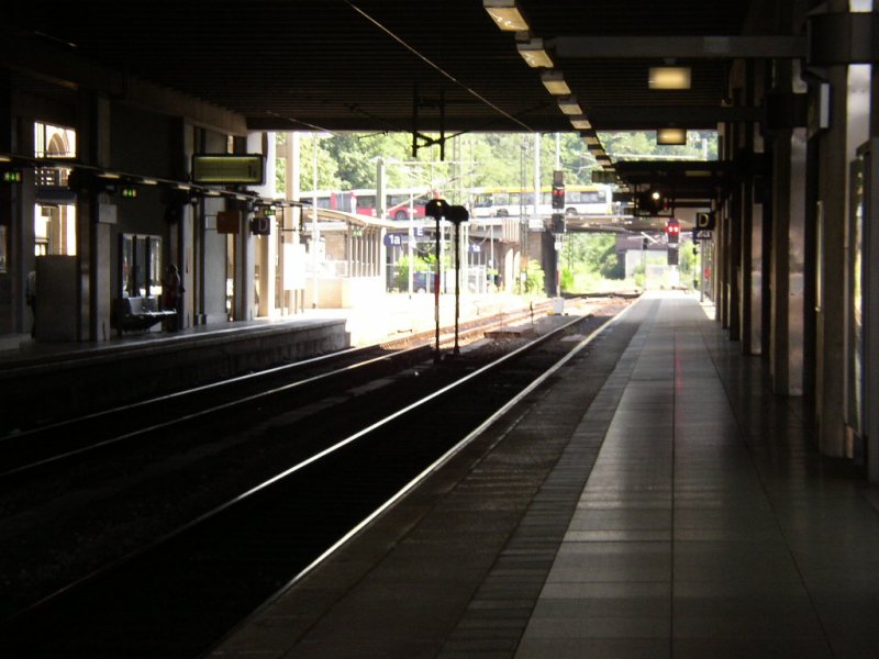 Mainz Hbf am 07.08.06
Dieses Bild wurde vom Gleis 2a aufgenommen. Da ich jedoch in der  dunkelen Halle  stand und drauen die  helle Sonne  war, ist hier ein starker Kontrast bzw. Hell-Dunkel unterschied zu sehen.