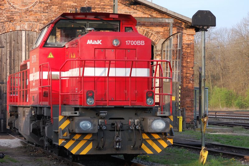 Majesttisch prsentiert sich diese MAK 1700 BB der HGK vor dem historischen Lokschuppen in Neuoffingen.