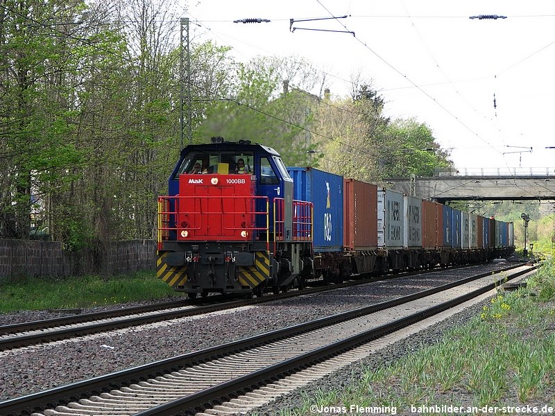 MaK 1000BB Containerzug Richtung Lehrte. Die Aufnahme entstand am 21.04.07 an der G-Bahn bei Hannover-Misburg. 