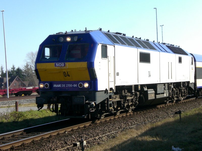 MaK DE 2700-04, am 27.03.2007, auf dem Weg von Niebll nach Westerland (Sylt).