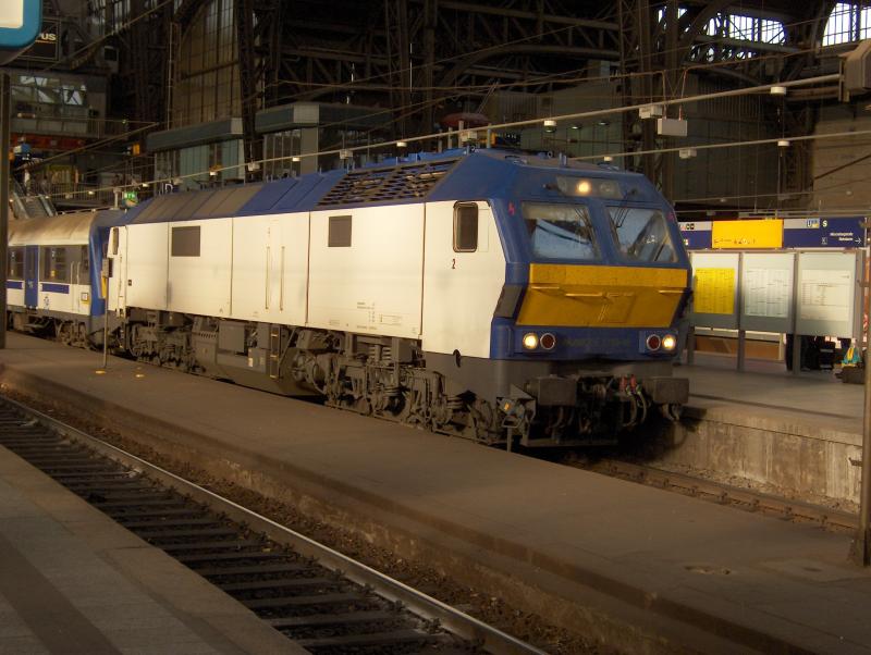 Mak DE 2700 der NOB ist soebend in Hamburg Hbf eingefahren. Am Zugschlu� wird 185 516-2 mitgef�hrt die den Zug anschlie�en wieder nach Padborg bringt. 10.10.2005