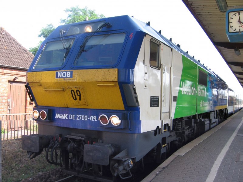 MaK DE 2700 der NordOstseebahn vor Zug Westerlaand - Hamburg 2006