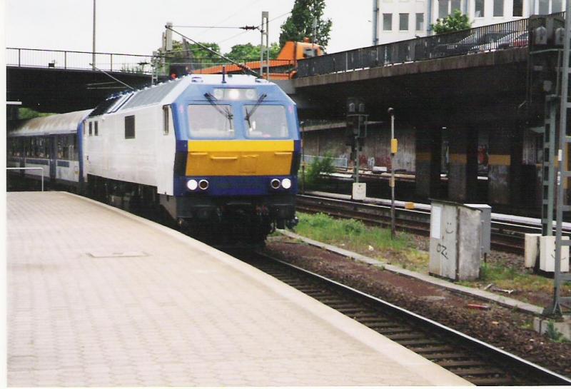 Mak DE2700 als Zuglok vor dem Flensburg-Express (NOB)bei Einfahrt in Hamburg-Hbf. Schublok (untersttzend) war die 185 516-2.