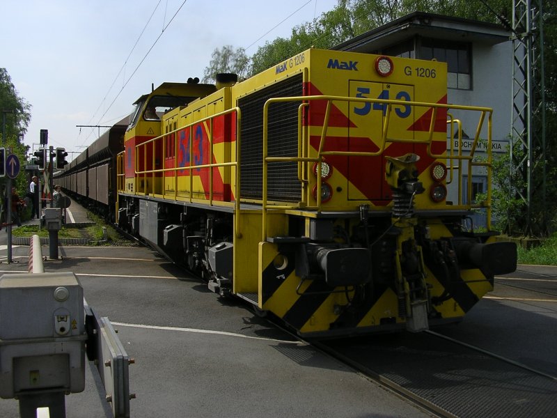 MaK G 1206 , EH Nr. 543 , zieht einen schweren GZ mit Kohlenwagen ber den B Bochum Nokia nach Gelsenkirchen.(03.05.2008) 